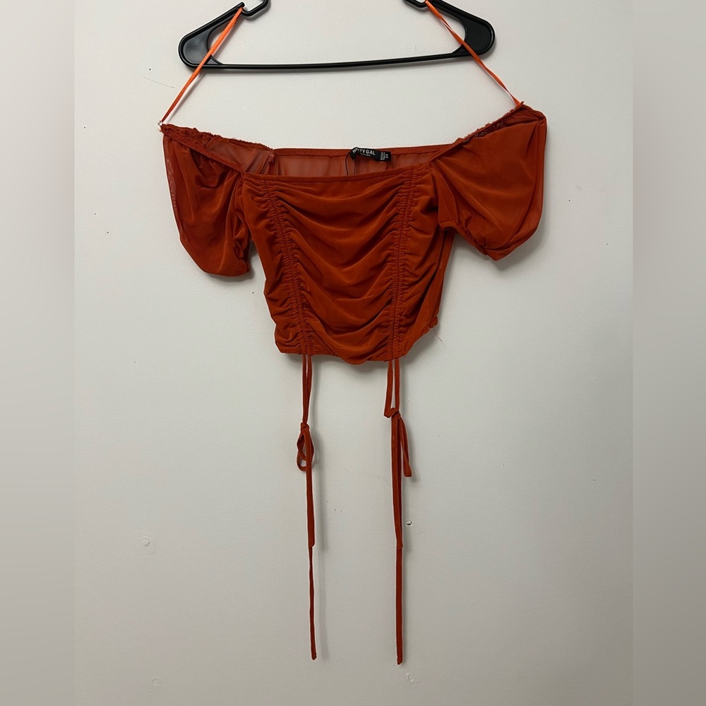 NASTY GAL - Ruched Mech Crop Top
